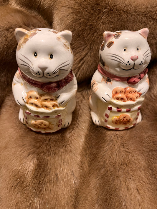 Vintage Calico Cats Holding Cookies Salt And Pepper Shakers