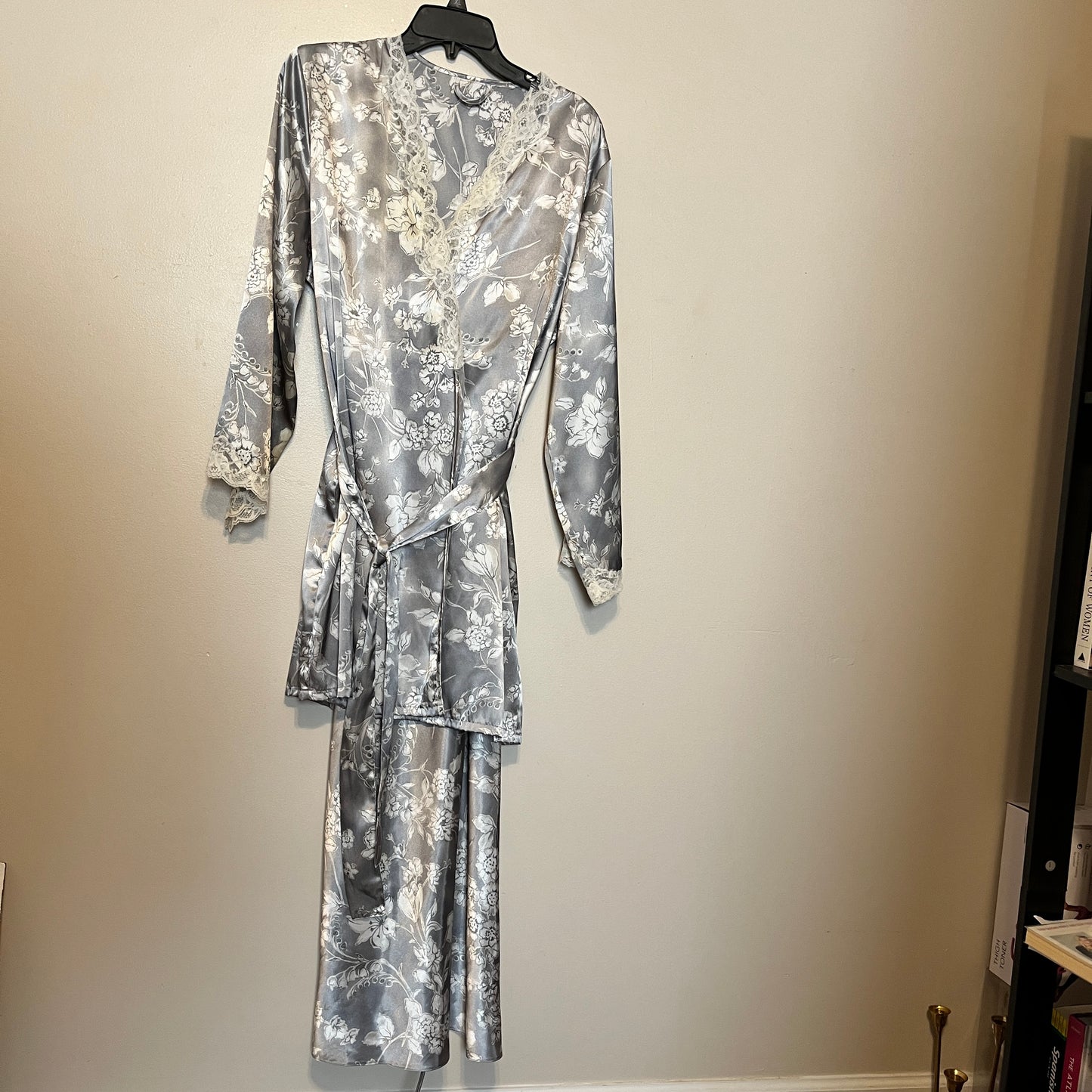 Vintage Intimo gray white floral lace satin robe mid-length + Nightgown Large