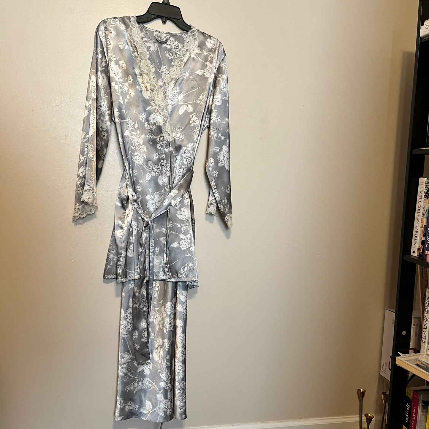 Vintage Intimo gray white floral lace satin robe mid-length + Nightgown Large