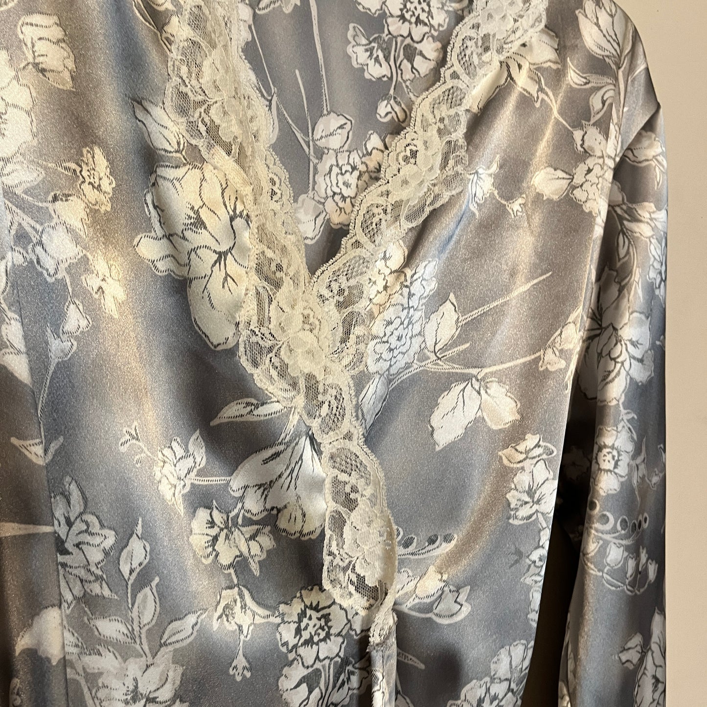 Vintage Intimo gray white floral lace satin robe mid-length + Nightgown Large