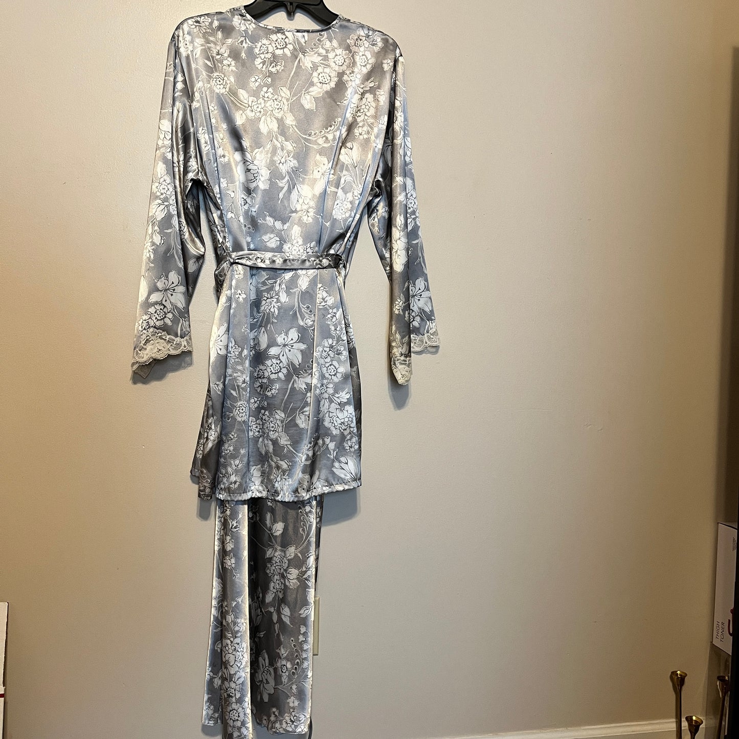 Vintage Intimo gray white floral lace satin robe mid-length + Nightgown Large