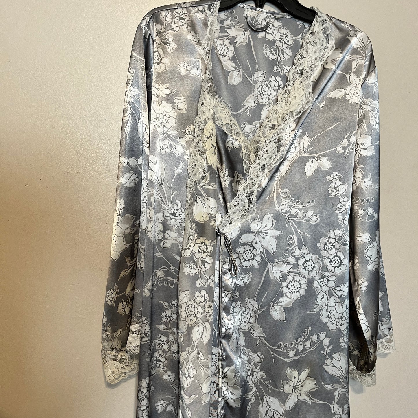 Vintage Intimo gray white floral lace satin robe mid-length + Nightgown Large