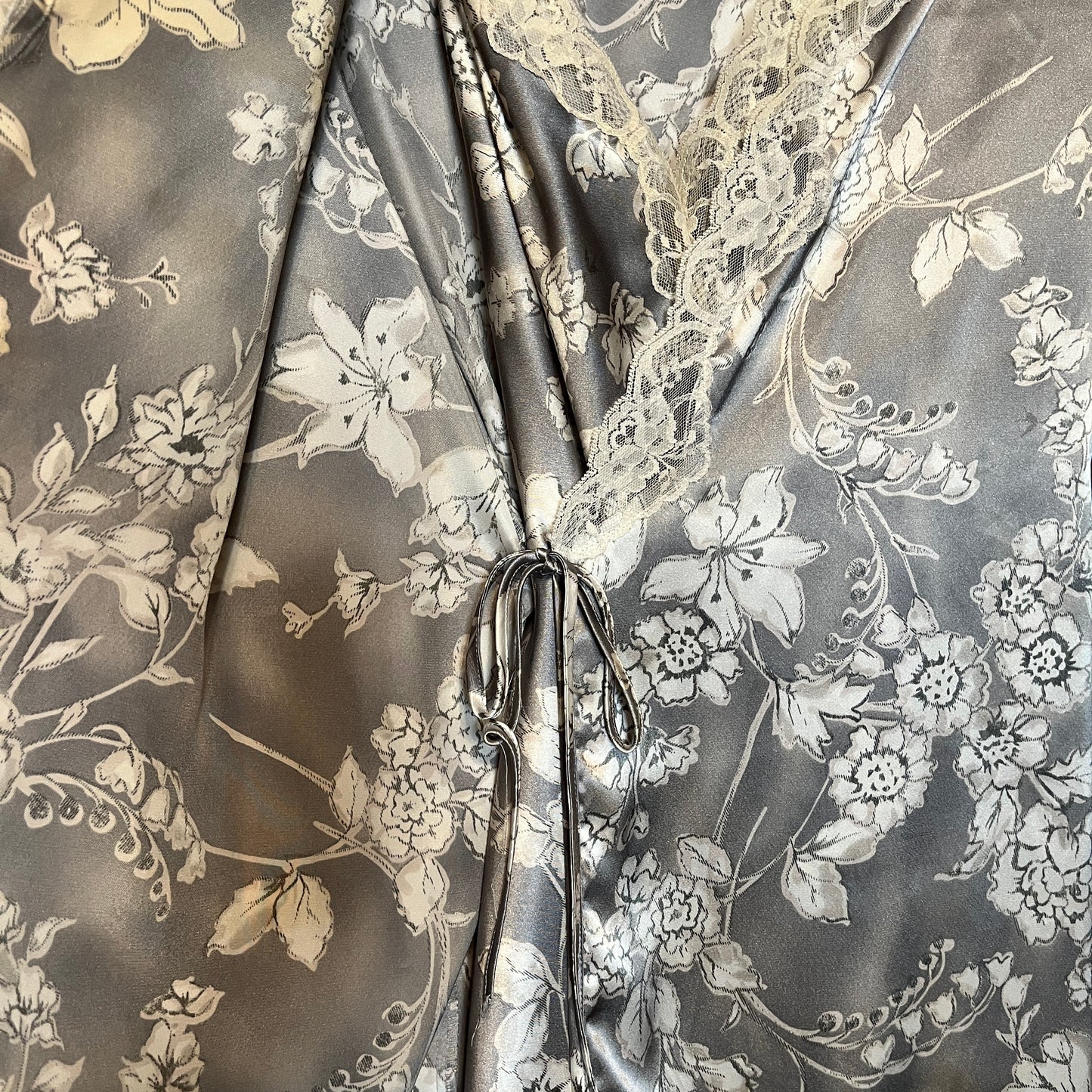 Vintage Intimo gray white floral lace satin robe mid-length + Nightgown Large